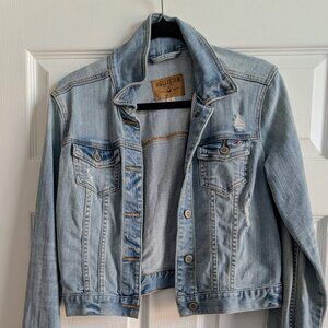 Hollister Distressed Cropped Denim Jacket – Light Wash (L)